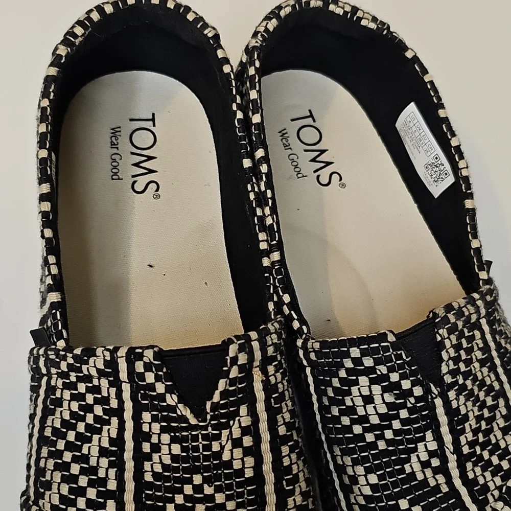 TOMS Women's‎ Black and Cream Patterned Loafers